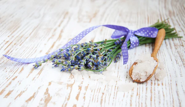 Lavender salt, and fresh flower — Stock Photo, Image