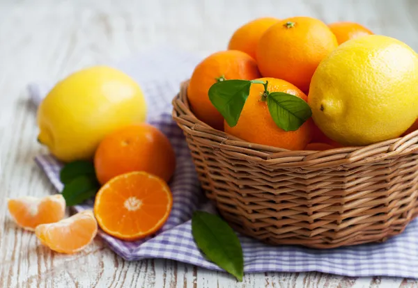 Мандарин и лимоны — стоковое фото