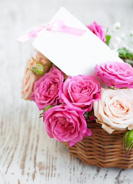 Cartão com rosas na mesa — Fotografia de Stock