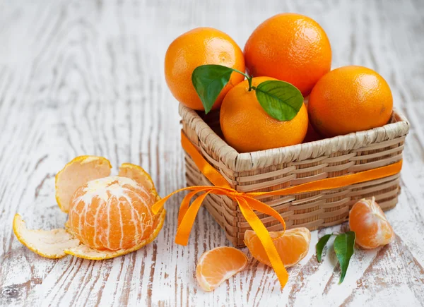 Mandarina con segmentos —  Fotos de Stock