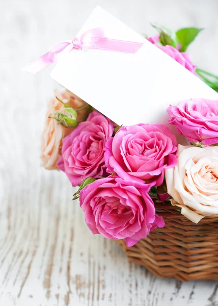 Tarjeta con rosas en la mesa — Foto de Stock