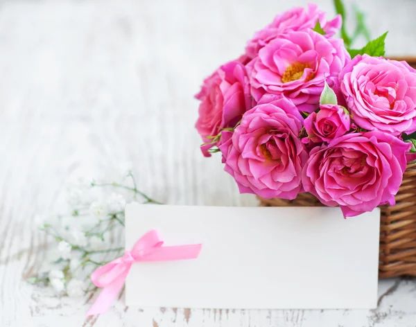 Tarjeta con rosas en la mesa — Foto de Stock