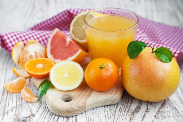Citrusfrukter och färsk apelsinjuice — Stockfoto