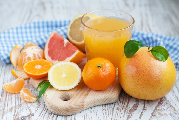 Citrusfrukter och färsk apelsinjuice — Stockfoto