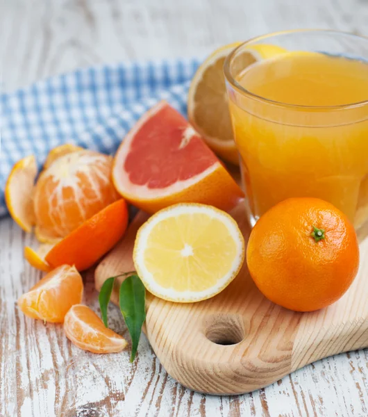 Цитрусовые и свежий апельсиновый сок — стоковое фото