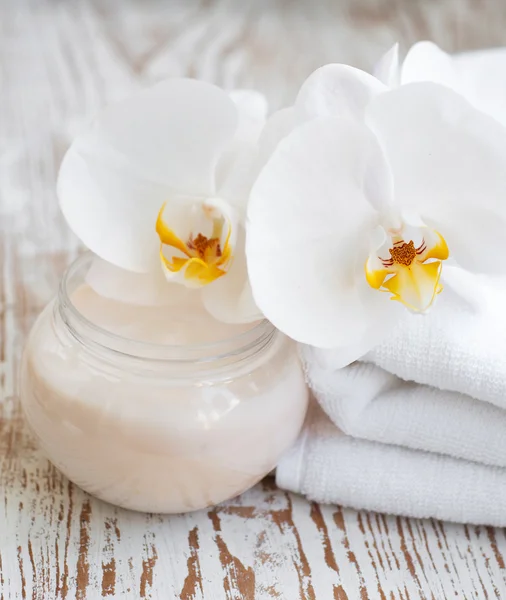 Spa instellen met witte orchideeën — Stockfoto