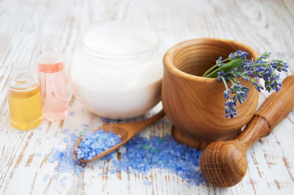 Mortar and pestle with lavender salt — Stock Photo, Image