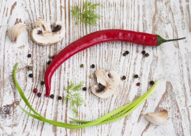 Chilis, soğan, mantar ve sarımsak