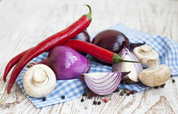 Chilis, czerwona cebula, pieczarkami i czosnkiem — Zdjęcie stockowe