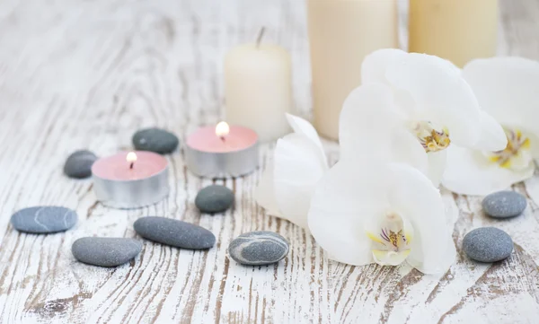 Set de spa con orquídeas blancas — Foto de Stock