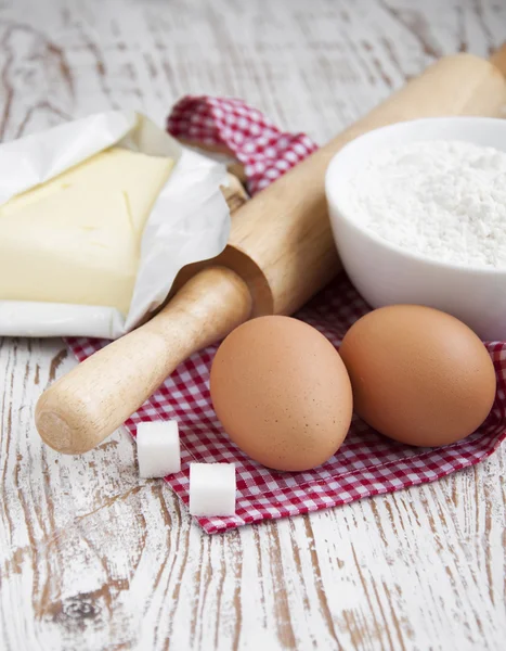 Los ingredientes para hornear en una mesa —  Fotos de Stock