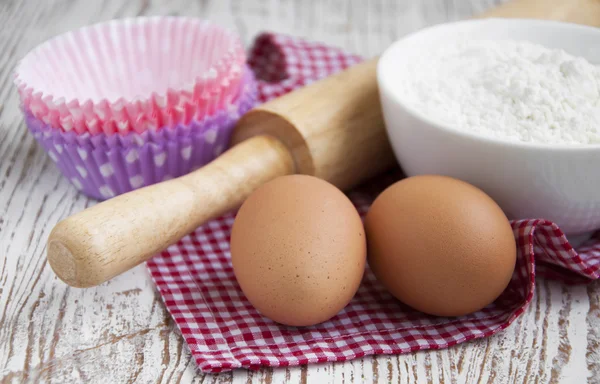 Los ingredientes para hornear en una mesa —  Fotos de Stock