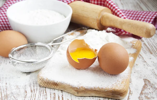 Cozimento de ingredientes em uma mesa — Fotografia de Stock