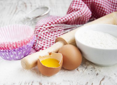 bir tablo üzerinde fırın malzemeleri