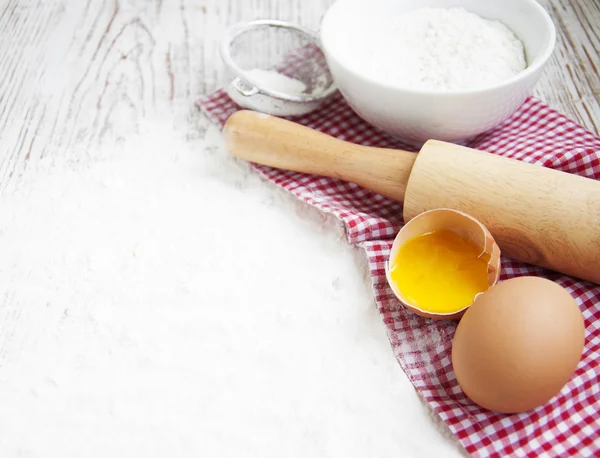 Los ingredientes para hornear en una mesa —  Fotos de Stock