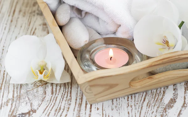 Set de spa con orquídeas blancas — Foto de Stock