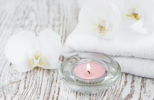 Set de spa con orquídeas blancas — Foto de Stock