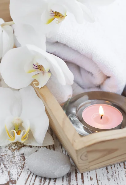 Ensemble spa avec orchidées blanches — Photo