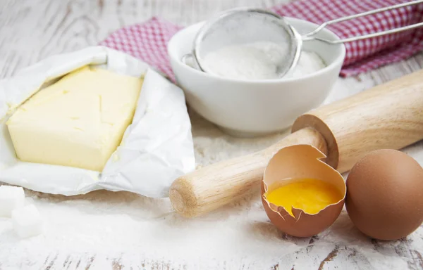 Los ingredientes para hornear en una mesa — Foto de Stock