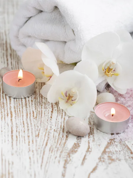 Spa instellen met witte orchideeën — Stockfoto