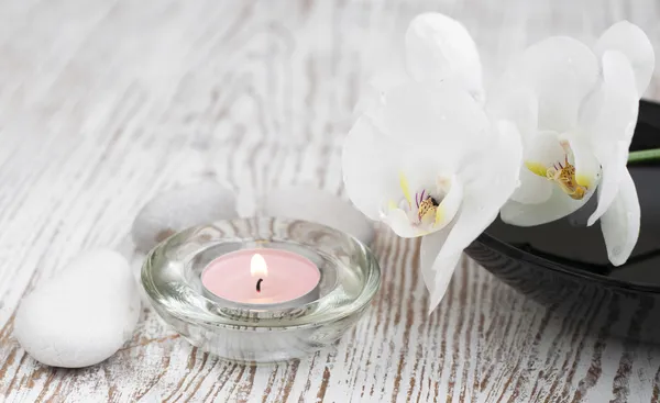 Set de spa con orquídeas blancas — Foto de Stock