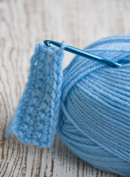 Crochet hak i tkania przędzy — Zdjęcie stockowe