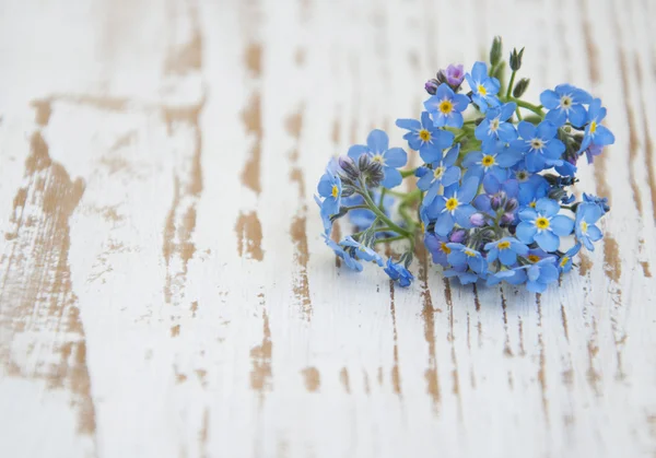 Forget-me-nots op houten tafel — Stockfoto