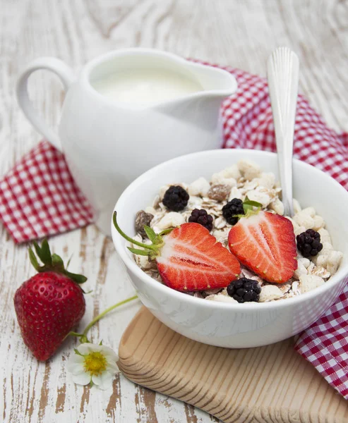 Korn muesli med jordbær - Stock-foto