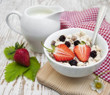 çilek tahıl müsli