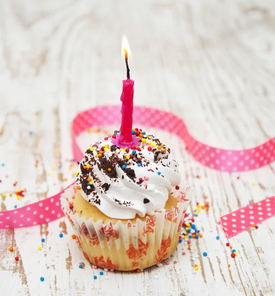 Leckere Geburtstagstorte mit Kerze — Stockfoto