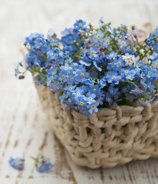 Bouquet of spring flowers in basket — Stock Photo, Image