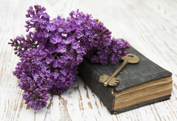 Antikes Buch und alter Schlüssel — Stockfoto