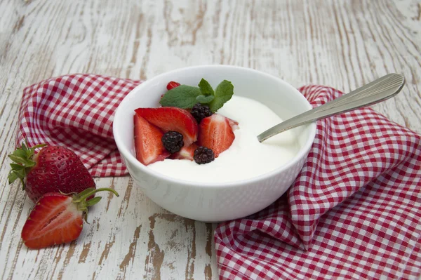 Yogurt with berries — Stock Photo, Image