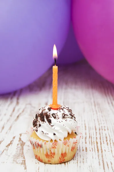 Leckere Geburtstagstorte mit Kerze — Stockfoto