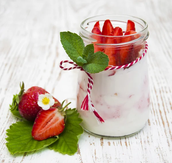 Yogur con fresas — Foto de Stock