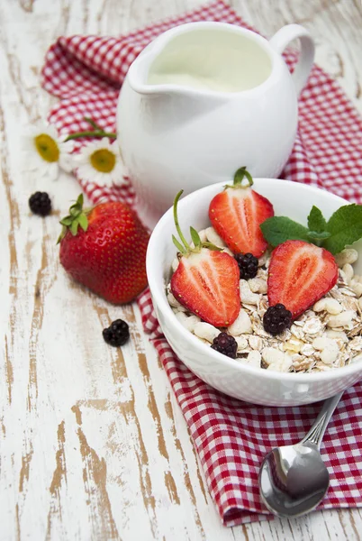 Getreidemüsli mit Erdbeeren — Stockfoto