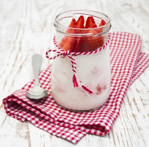 Йогурт з полуницею — стокове фото