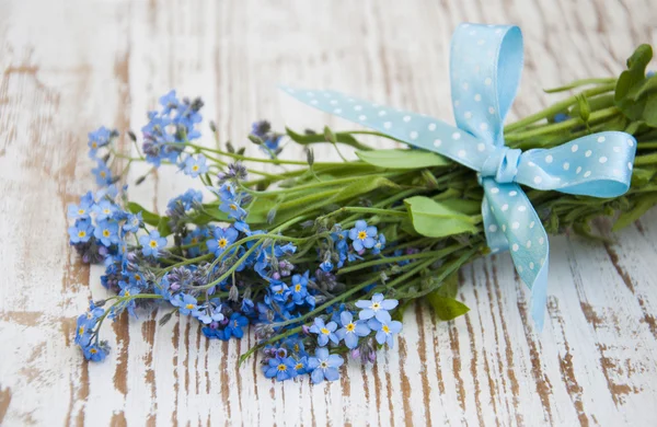 Forget-me-nots sul tavolo di legno — Foto Stock