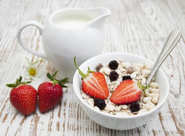 Graan muesli met aardbeien — Stockfoto