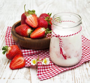 çilek ile yoğurt