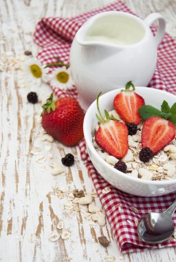çilek tahıl müsli