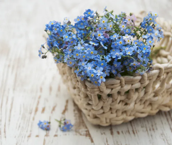 Bouquet of spring flowers in basket — Stock Photo, Image
