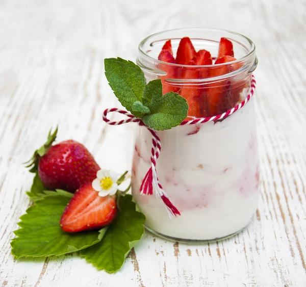Йогурт з полуницею — стокове фото