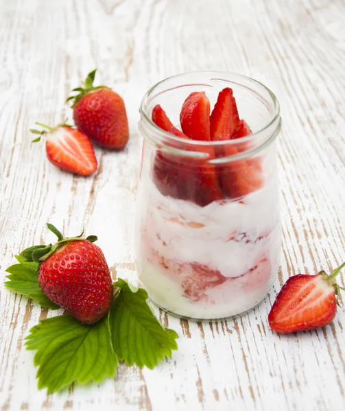 Joghurt mit Erdbeeren — Stockfoto