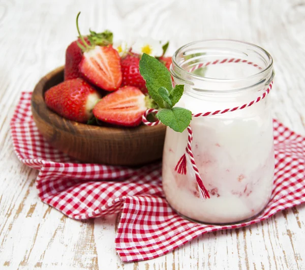 Yogurt with strawberries — Stock Photo, Image