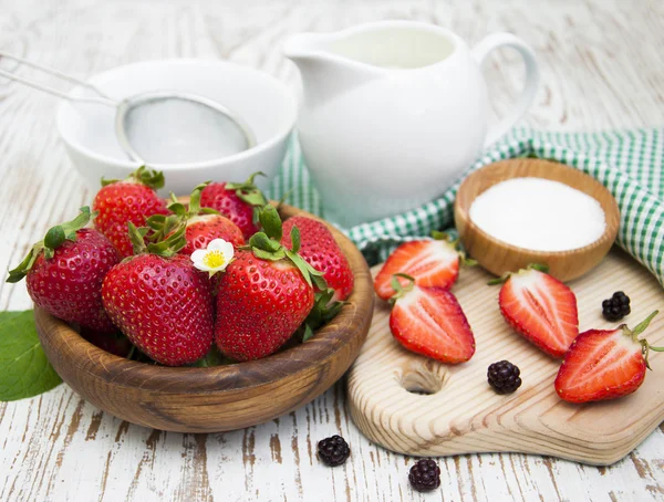 Ingrediënten voor aardbeien gebakken — Stockfoto