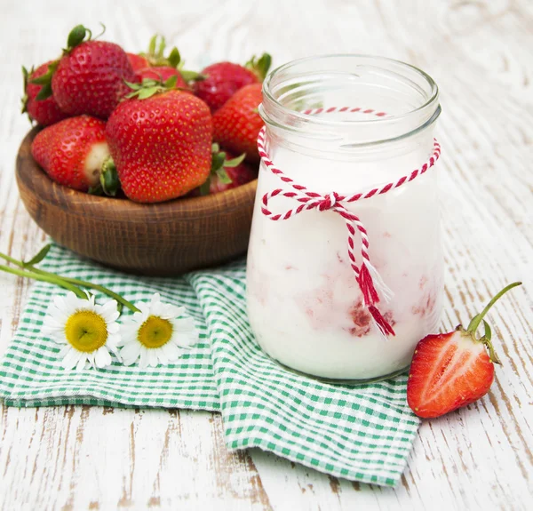 Yogurt with strawberries — Stock Photo, Image