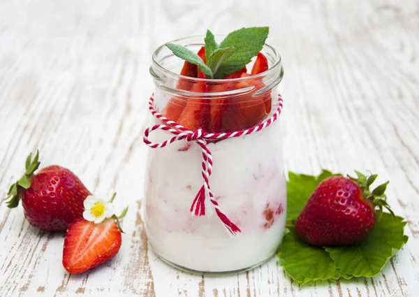 Yogurt with strawberries — Stock Photo, Image