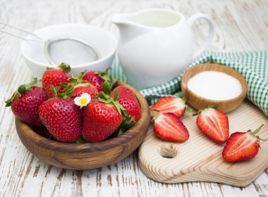 fırında çilek için malzemeler