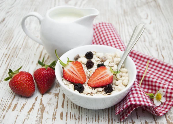 Muesli de grano con fresas — Foto de Stock